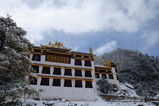 雪山下的藏式寺庙建筑