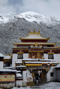 雪山下的藏式寺庙建筑