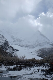 雪山云雾景观
