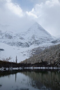 雪山倒映在静谧湖面上