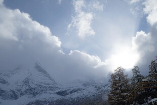 雪山云海间的耀眼阳光