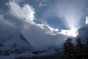 雪山云海间的阳光美景