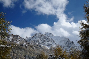 雪山蓝天间的秀丽景致