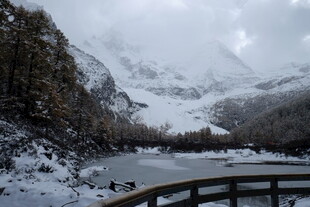 雪山湖畔的冬日景致