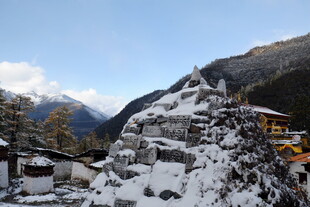 雪山下的藏式建筑景观
