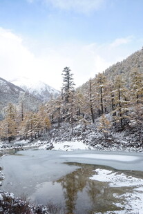 冬日山间冰封的静谧湖泊