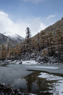 雪山下的静谧湖泊