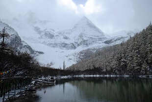雪山下的静谧湖泊