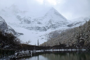 雪山湖泊美景