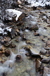 山间溪流覆薄雪的美景
