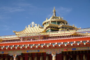 藏式寺庙建筑屋顶景观
