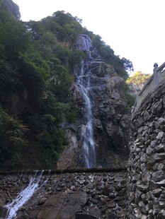 山间瀑布美景