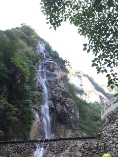 山间飞瀑景观