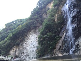山间瀑布景观