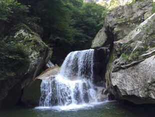 山间瀑布美景