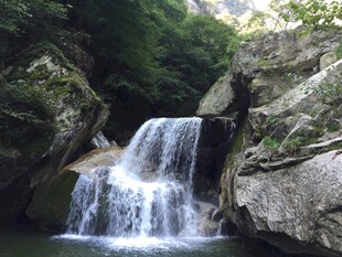 山间瀑布美景