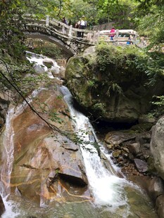 山间瀑布美景