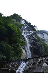 山间瀑布景观