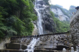 山间瀑布美景