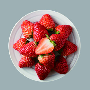 盘中新鲜草莓色泽诱人