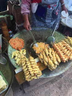 街头美味烤串诱人呈现