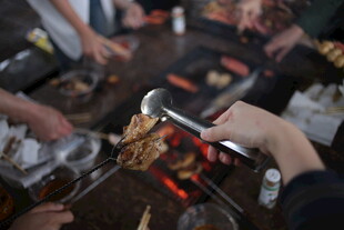 户外炭火烤肉欢乐瞬间