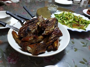 美味烤肉搭配清爽蔬菜