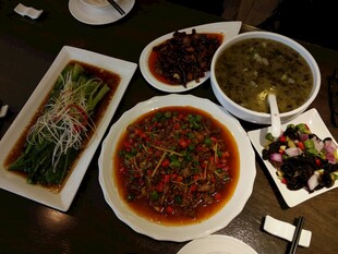 多样美味川菜摆桌展示