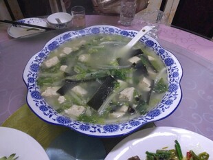 青花瓷碗盛的鲜绿蔬菜汤