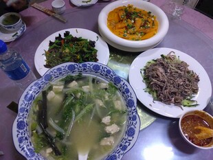 丰盛中式菜肴摆桌
