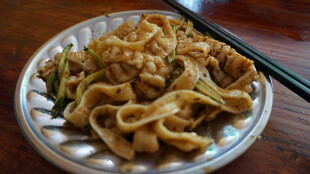 美味豆皮摆于盘中