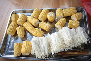 烤玉米与金针菇美食组合