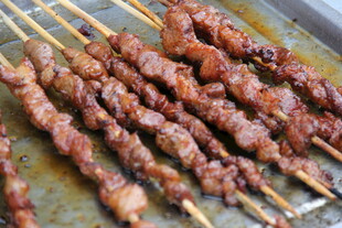 美味羊肉串诱人烤制中
