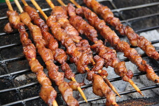 炭火上的美味烤肉串