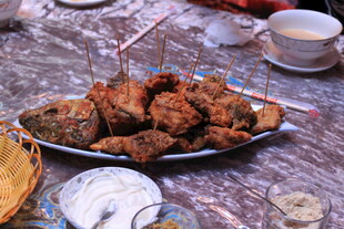 美味炸物摆上餐桌