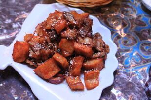 美味红烧排骨摆于盘中