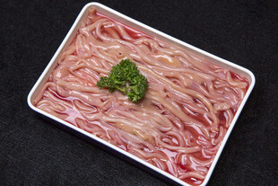鲜切牛肉丝 点缀绿意