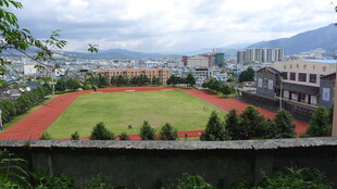 俯瞰校园操场与建筑景观