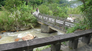 山间木桥横跨潺潺溪流