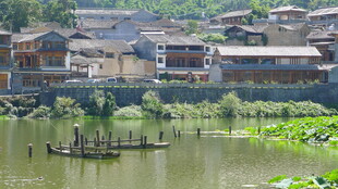 水乡村落 小船静泊于湖面