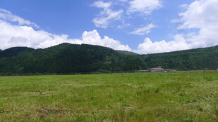 草原青山蓝天白云美景