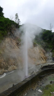 山间喷涌出的热气景观