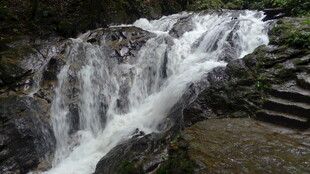 山间瀑布美景