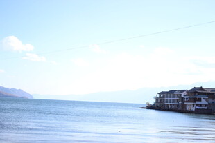 海边建筑与广阔海面