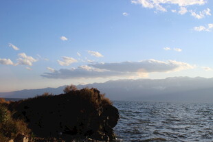 海边岩石与蓝天美景