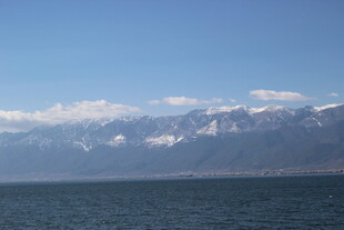 湖畔雪山美景