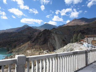 山间湖畔美景