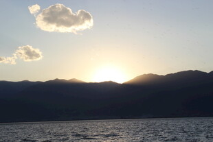 夕阳下的山水湖景