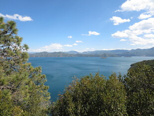 湖畔山林美景