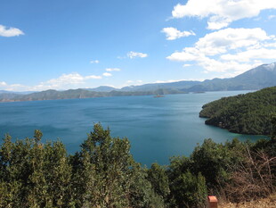 湖畔青山美景